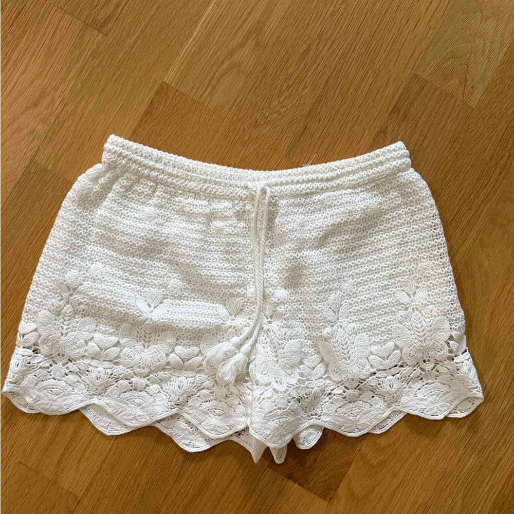 Abercrombie and Fitch white crochet mini shorts size small perfect condition! - Picture 3 of 4